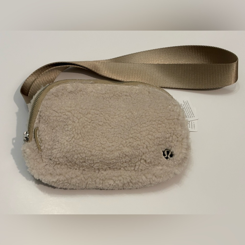 lululemon athletica Everywhere Belt Bag *fleece in cream & champagne